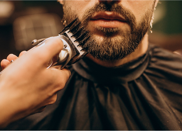 hombre con maquina en barba